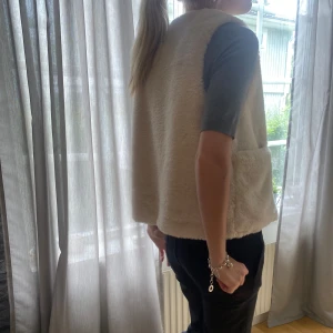 Pälsväst - Snygg Pälsväst ifrån zara kids i storlek 140 men är som en storlek xs/s🤍🙌