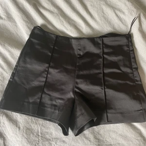 Zara shorts - Super fina shorts från zara. Endast använd 1 gång