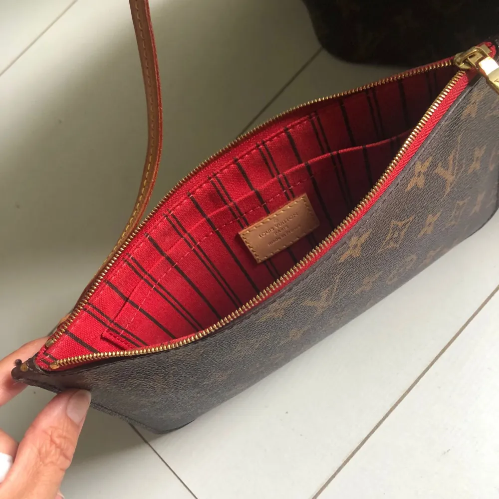 An authentic Louie Vuitton Monogram Neverfull MM with cow hide trim and cherry color interior. It comes with the original inside pouch monogram bag, please read the info image first and contact me since we are seeking interest before selling.. Väskor.