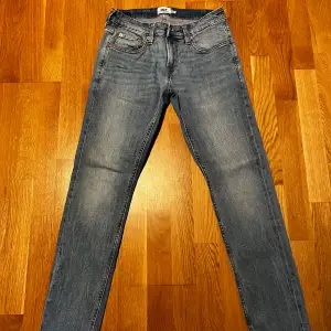 Säljer mina blåa 157 jeans då dem har blivit försmå. Jeansen är i bra skick då jag bara använt dem ett 10 tal gånger! Pris kan naturligtvis diskuteras