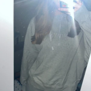 Beyond Now Hoodie - Superfin beyond now hoodie. Knappt använd. Storlek M. Originalpris 1 400kr.❤️‍🔥