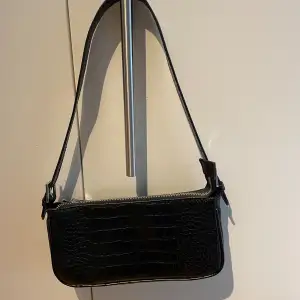 KLARA BAG - handväska köpt på Gina Tricot som riktigt aldrig kommit till användning💞därav förekommer heller inga defekter.🤗nypris: 399kr. Kom privat för fler bilder!💖