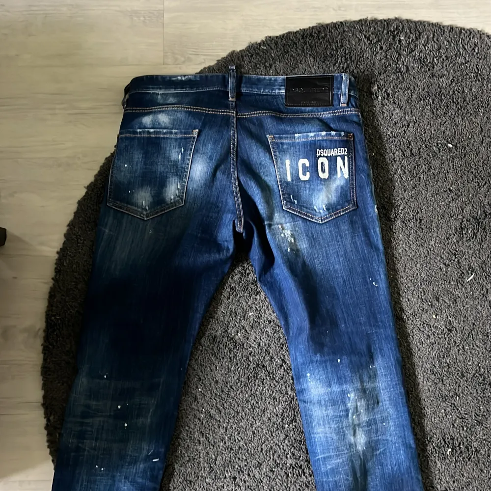 Dsquared 2 Jeans i toppskick! Köpta i butik för 5500 kr och jag säljer för de aldrig används. . Jeans & Byxor.