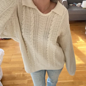 Vit stickad tröja - Säljer denna sjukt fina kabelstickade tröjan💓skriv om ni har frågor