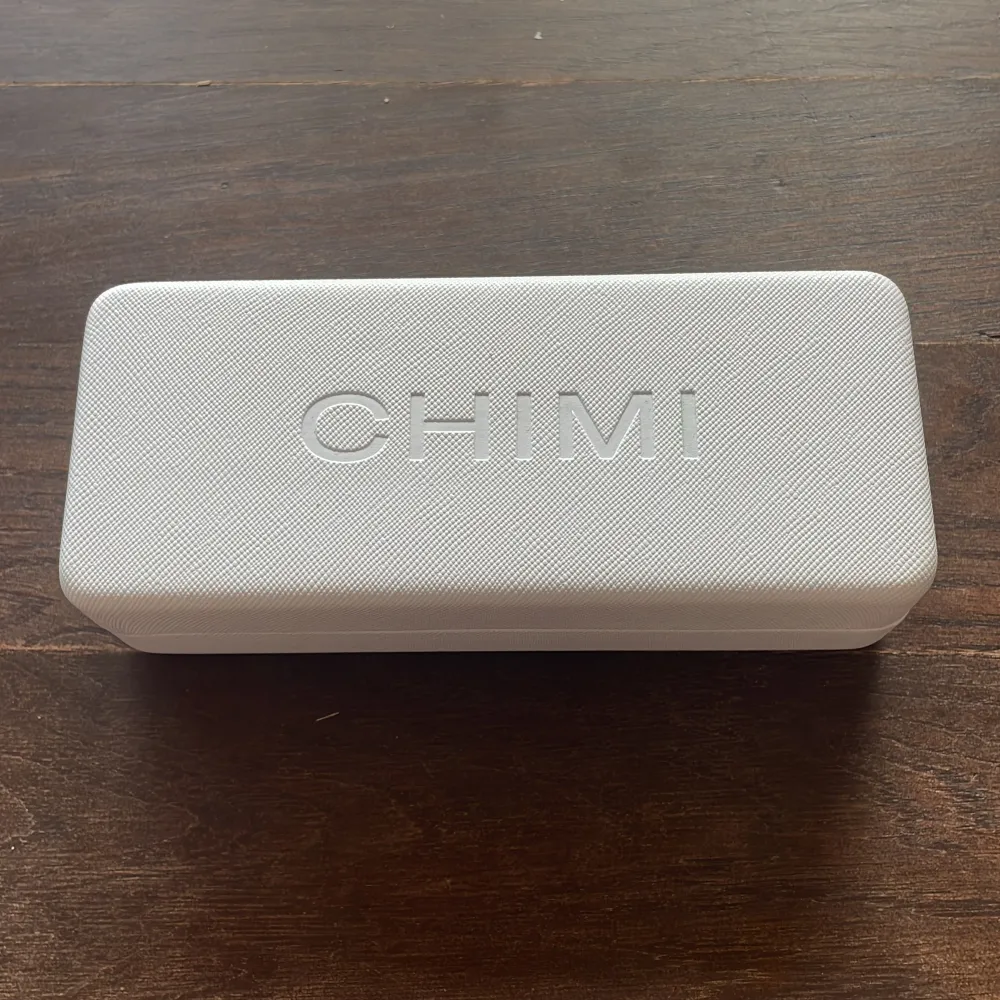 Säljer helt nya Chimi 08 Ecru då de aldrig kommit till användning. Superfina och inga repor eller skador. Case medföljer!. Accessoarer.