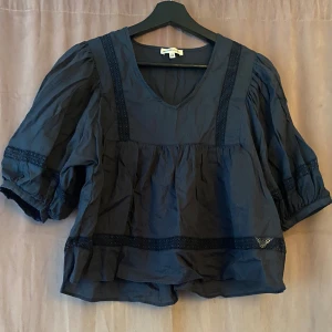 Marinblå blus😍 - Såå fin blus från lager i storlek XS för endast 30 kr😍