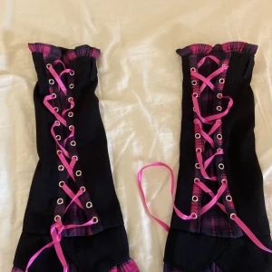 Armvärmare - Säljer dessa jätte fina Armvärmare. De är köpta på nätet för 300, säljer pågrund av att de inte är min stil. Skriv för fler bilder och eventuella imperfektioner. Går att pruta, använd köp nu, köpare står för frakt.