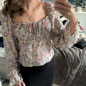 Topp - Söt topp med blommor 