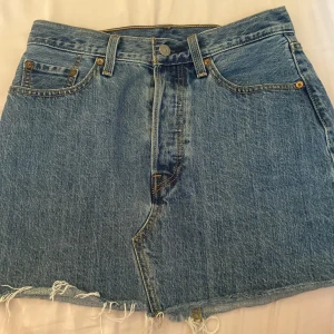 jeanskjol💞 - En jätte fin jeanskjol i vädligt fin tvätt🙌🏻Kjolen är ifrån Levis och har bruna sömmar. Bra skcik 💞