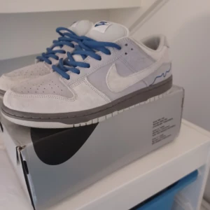 Nike sb dunks london  - Använda fåtal gånger ser som nya ut  Storlek 43  Följer med ljus gråa och mörk gråa skosnörren om man vill byta dem. Tveka inte att skriva om ni undrar något eller vid intresse!