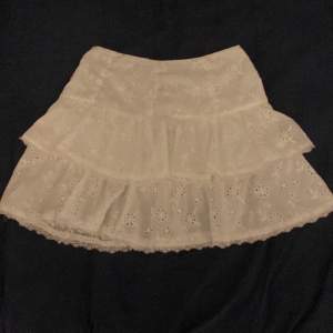 en vit kjol med mönster som jag säljer eftersom den har blivit för liten. Jag har knappt använt den men kommer att sälja den för 100kr. Skriv för fler bilder! 😻 Tryck gärna köp nu! 