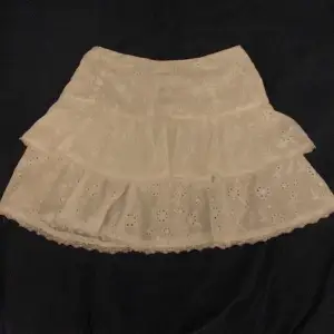 en vit kjol med mönster som jag säljer eftersom den har blivit för liten. Jag har knappt använt den men kommer att sälja den för 100kr. Skriv för fler bilder! 😻 Tryck gärna köp nu! 