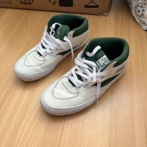 Skateskor vans  - Använda ett par få gånger, lär behöva en handtvätt sen blir dom som nya  