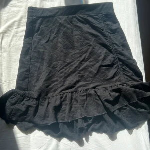 Kjol - Säljer min kjol som har blivit för liten på mig. Köpt för 300 kr. Lite sliten längst ner. Skriv för fler bilder!🫶🏼