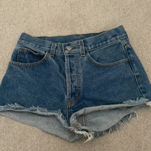 Jeans shorts  - Väldigt bra skick och har inte använt mycket eftersom att de är förstora men är jätte fina