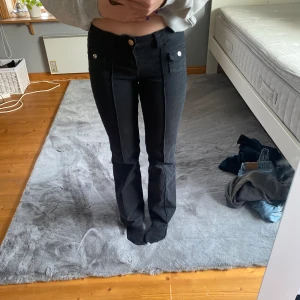 Svarta jeans  - Fina jeans, lite tunnare men jättebra skick. För korta på mig. Går att diskutera pris!