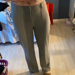 Kostymbyxor  - Gråa kostymbyxor🩶 använda få gånger. Storleken är 38 tall och sitter precis vid hällarna på mig som är 179cm