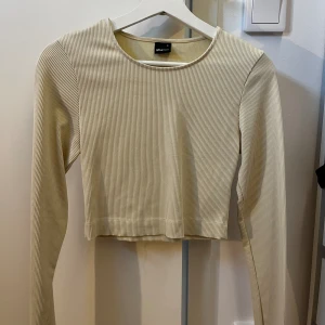 Gul tröja 💛 - Säljer min ljusgula magtröja💛 endast använd fåtal gånger💕