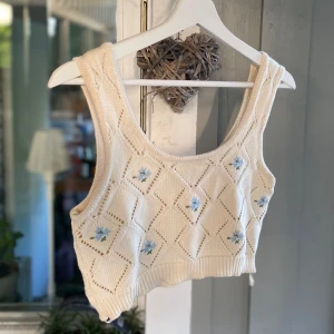 Stickad topp, Chiquelle - Söt stickad croptop med blommor från Chiquelle 🌸 Onesize, men skulle säga att den passar XS-M. Utan anmärkningar. 