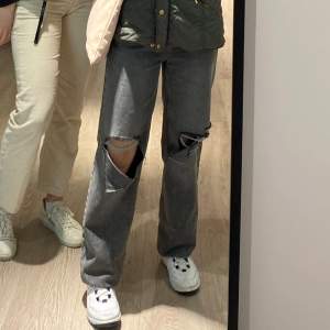 Washed Black Ripped '90s Boyfriend Jeans -  har sytt upp jeansen som passar på en mellan 160-165 cm 🩵 kostade 720kr med frakt, kommer inte till användning tyvärr!