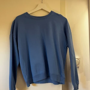Blå tröja 💙 - Säljer min jättefina blåa tröja från en butik jag köpte i Kroatien 💙 