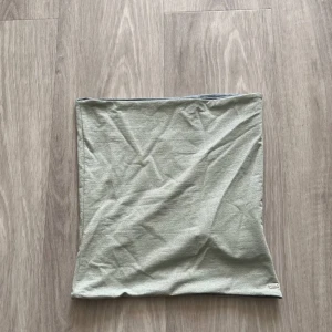 Tupe top  - En tube top som är köpt från Zalando för ca 1 år sen men som jag aldrig använt då den varit lite tajt på mig. Men annars är den superfin tycker jag! Original pris: 219kr