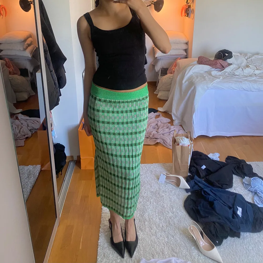 Säljer denna glittriga gröna kjol från mango som inte går att köpa online längre och är svår att få tag på därav priset🫶🤌❤️ jag är 174cm💕. Kjolar.