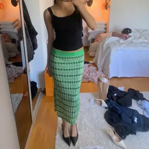 Säljer denna glittriga gröna kjol från mango som inte går att köpa online längre och är svår att få tag på därav priset🫶🤌❤️ jag är 174cm💕