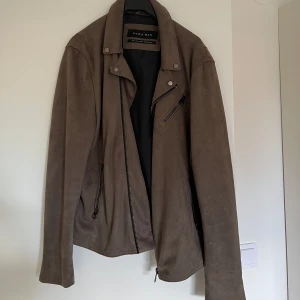 Vintagejacka  - Vintagejacka från zara i mockamaterial. Egentligen från Zara Man men sitter snyggt lite overisized på mig som brukar ha S. Lite brungrön färg. Skriv för fler bilder