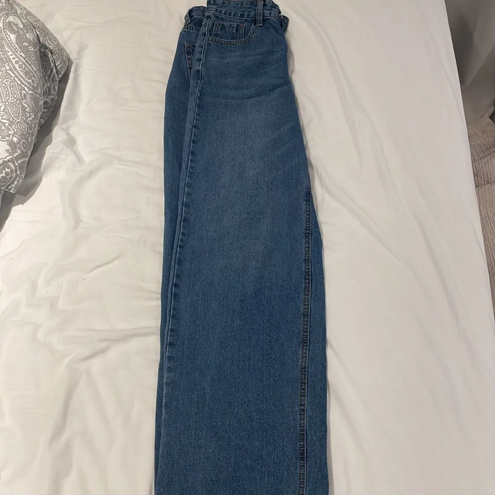 Baggy mörkblåa jeans, oanvända och i bra skick. Jeans & Byxor.