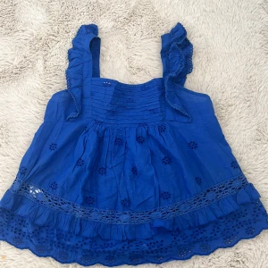 Mango topp - En söt topp från mango!!💙köpt förra året och använd en del i sommar, inga defekter. Säljer då jag nästan aldrig använder den längre. Pris kan diskuteras!!😇😇