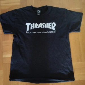 Thrasher skateboard magazine t shirt använd ett par gånger men är i bra skick priss kan diskuteras  - Thrasher skateboard magazine t-shirt säljer den nu är i jätte bra skick