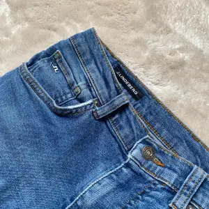 Säljer nu dessa slimfit jeans från J.Lindeberg med skön detalj vid fickan. Modellen på jeansen syns på en av bilderna. Skick 9/10. Inga defekter. Skriv för fler frågor eller funderingar.🤩