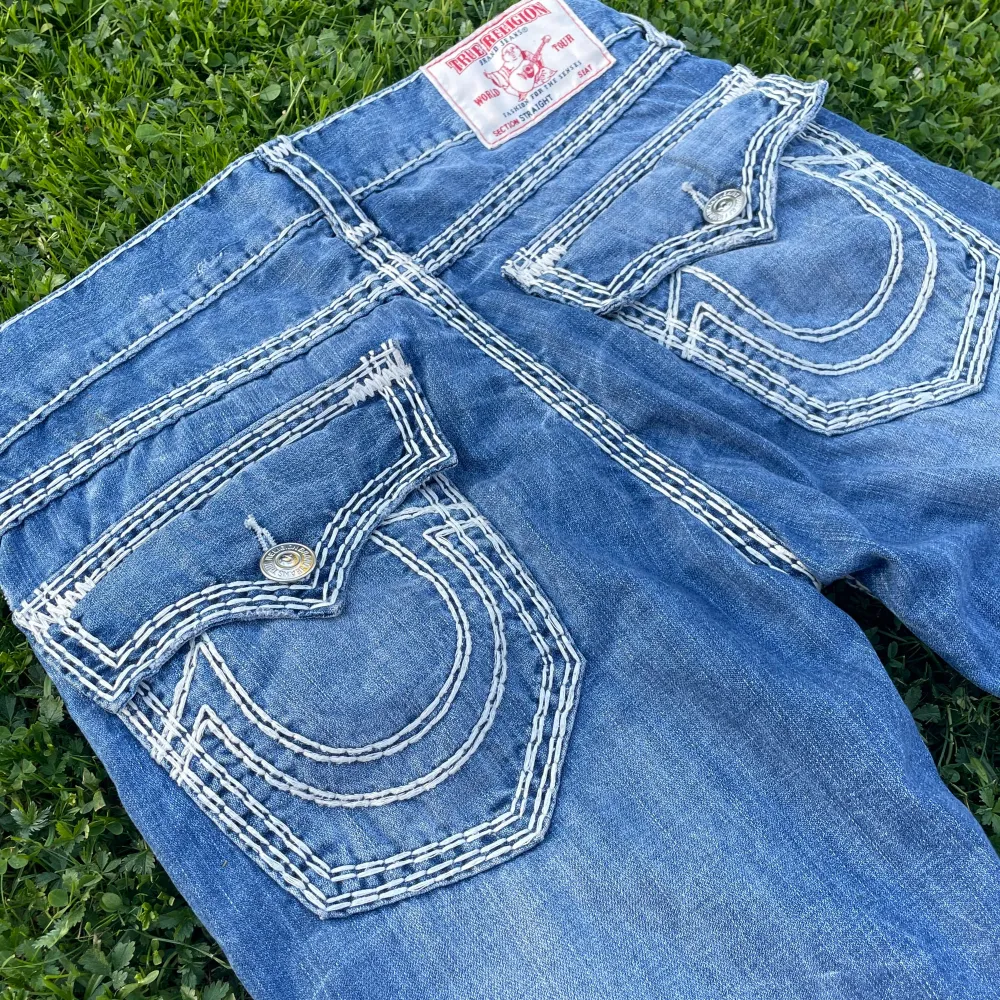 True Religion Super Qts 34x32  Beautiful Wash and Fit perfect for the summer weather.  Waist-46cm Inseam-82cm Leg opening-23. Jeans & Byxor.