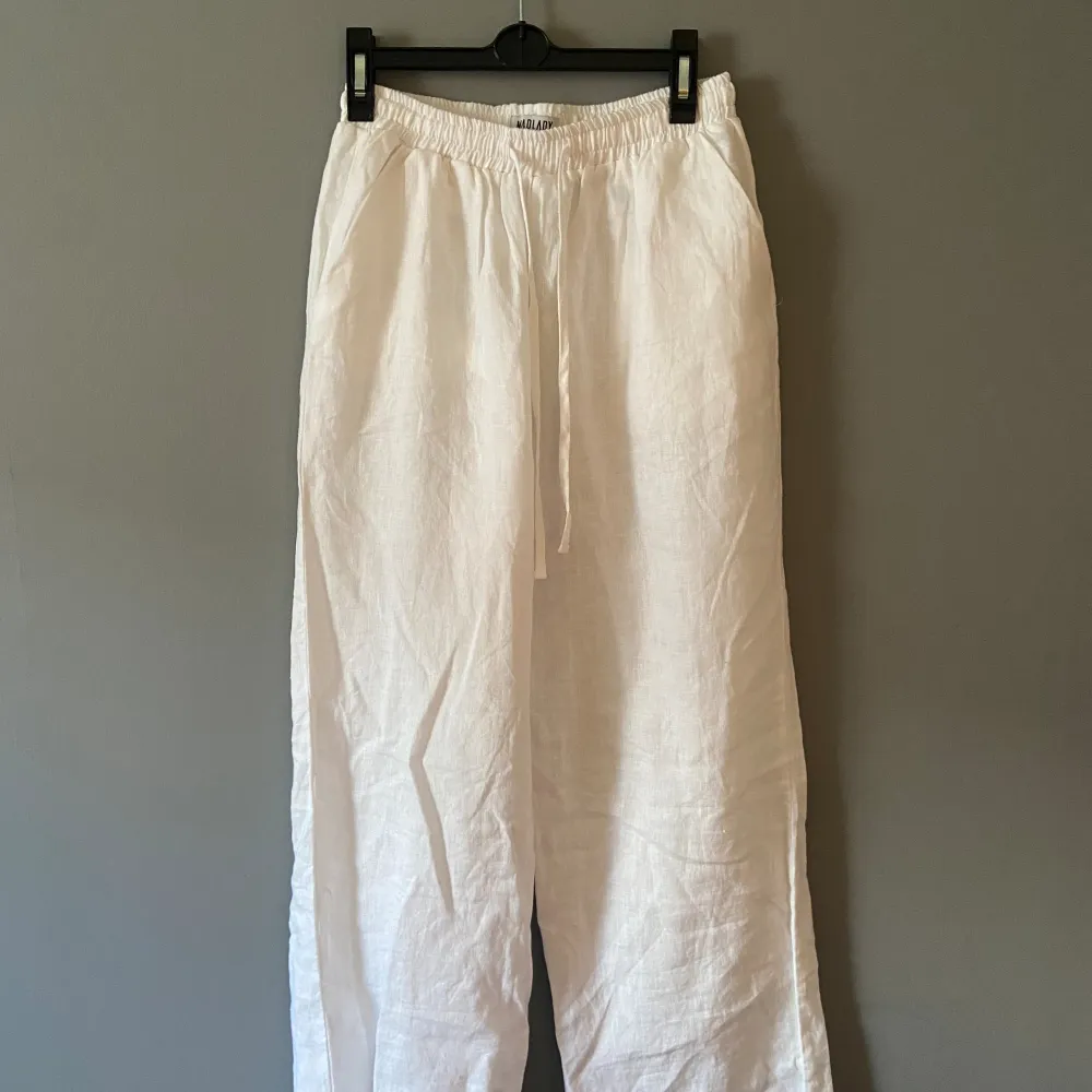 Vita linnebyxor med medelhög midja från Madlady. Aldrig använda. Storlek Xs/Regular längd. Frakt tillkommer . Jeans & Byxor.