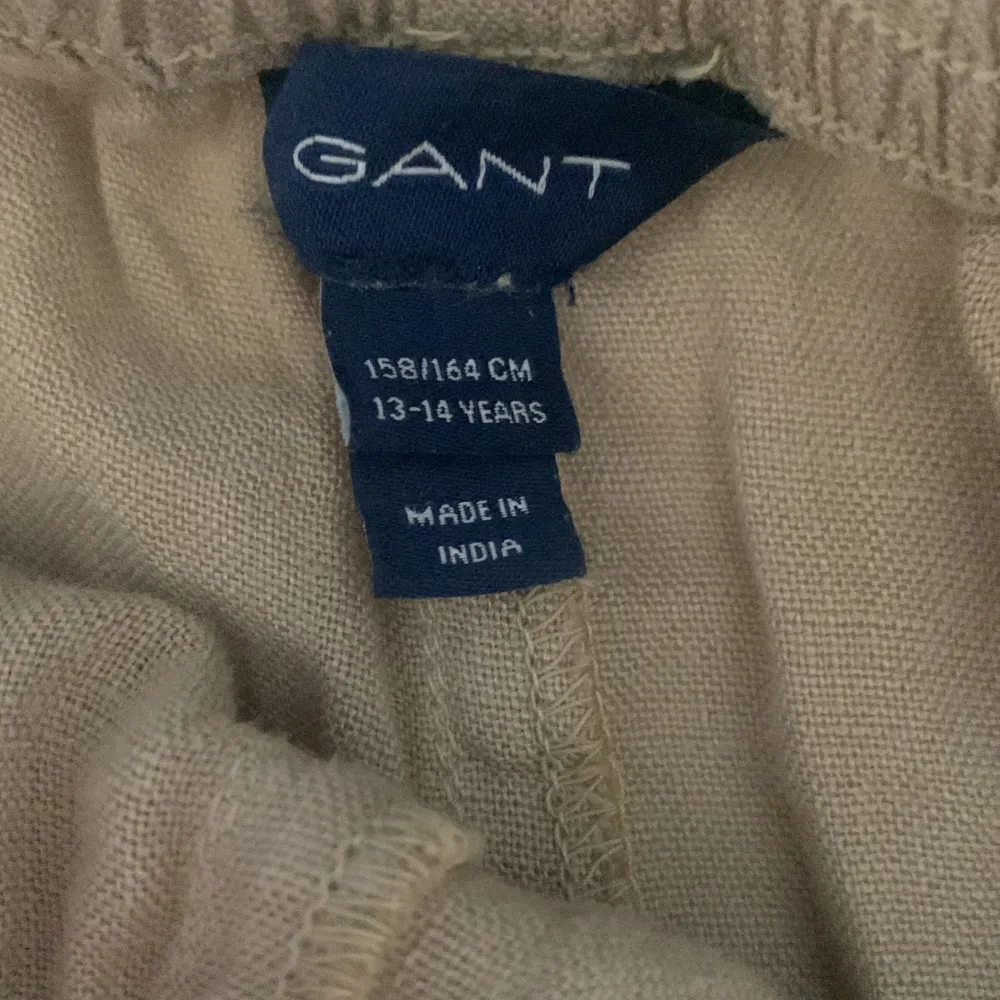Skaffade dessa linne byxor förra sommaren men dom var för stora, har använt dom ca 1-2 gånger. Ny pris 850kr. Jeans & Byxor.