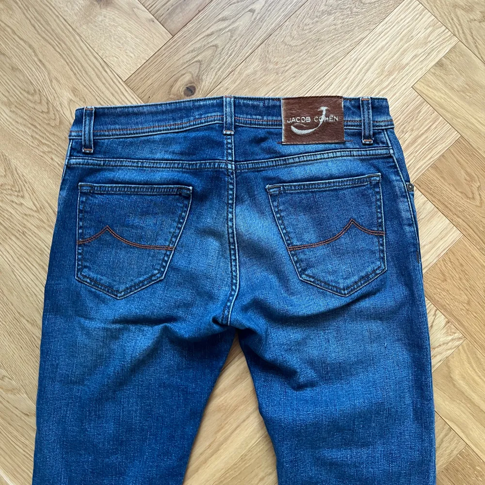 Säljer mina Jacob Cohën jeans då dessa blivit för små för mig. Storlek 32 och nypris ligger runt 5000kr. Pris kan diskuteras!. Jeans & Byxor.