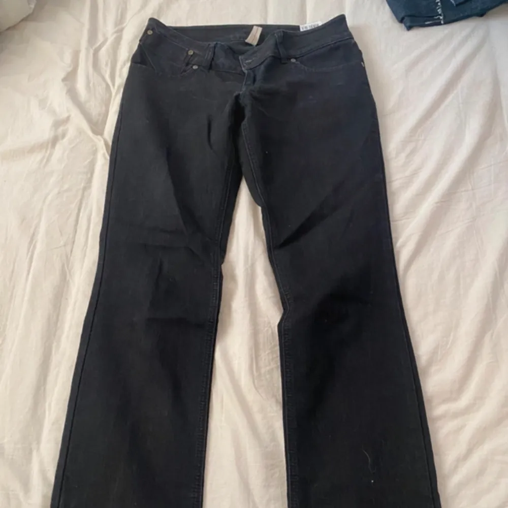 Ett par lågmidjade jeans, köpta second hand så vet ej vilket märke. As snygga🥰  Storlek 36 . Jeans & Byxor.