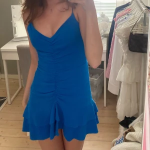 Blå zara klänning - Säljer denna sjukt snygga zara klänningen perfekt till festerna i sommar. Säljer då den är något kort på mig för min smak, är 178cm lång, köptes för två år sen och går inte att få tag i längre. Har sytt in banden lite bak då de var för långa🫶🏻