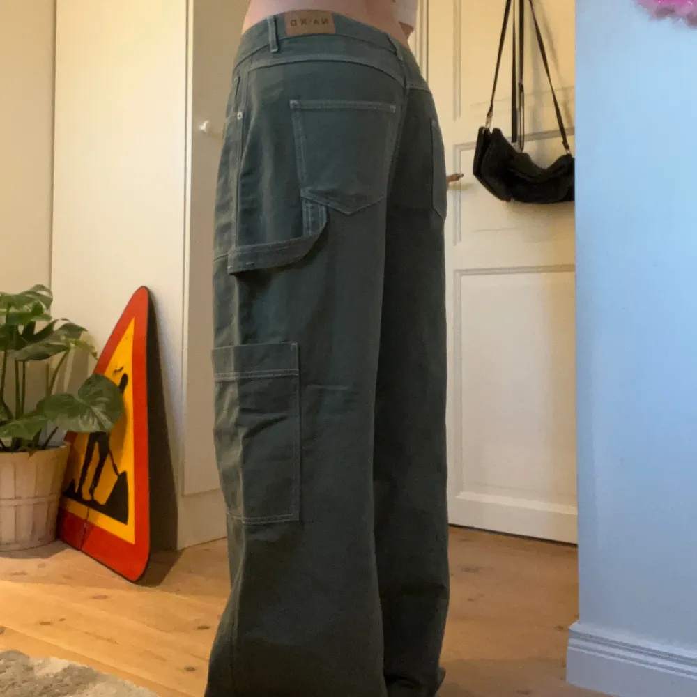 Ett par gröna baggy cargo byxor från NA-KD i väldigt fint skick! 💕Jättefin passform och bra längd! Storlek 40 men passar mig jättebra som brukar ha 38 🌸. Jeans & Byxor.