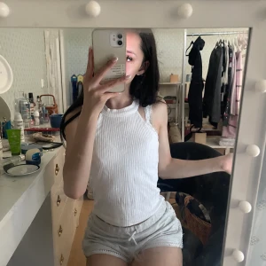 Vit topp  - Lite använd men i bra skick ändå, toppen  är stretchig och väldigt bekväm att ha på sig. Den är i strl 32 men eftersom den är stretchig passar den även större storlekar. 