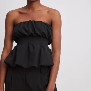 Nakd tubtopp - Säljer denna Tubtopp från nakd❤️perfekt festtopp! aldrig använd! Köpt för 500kr