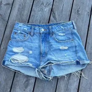 Säljer mina snygga jeans shorts från HM, dom är i bra skick och pefekt till sommaren!