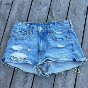Jeans shorts  - Säljer mina snygga jeans shorts från HM, dom är i bra skick och pefekt till sommaren!