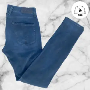 Replay anbass hyperflex jeans i väldigt bra skick. Modellen är 177 och de är för långa för han. Kontakta mig för fler frågor eller funderingar! Nypris 1800