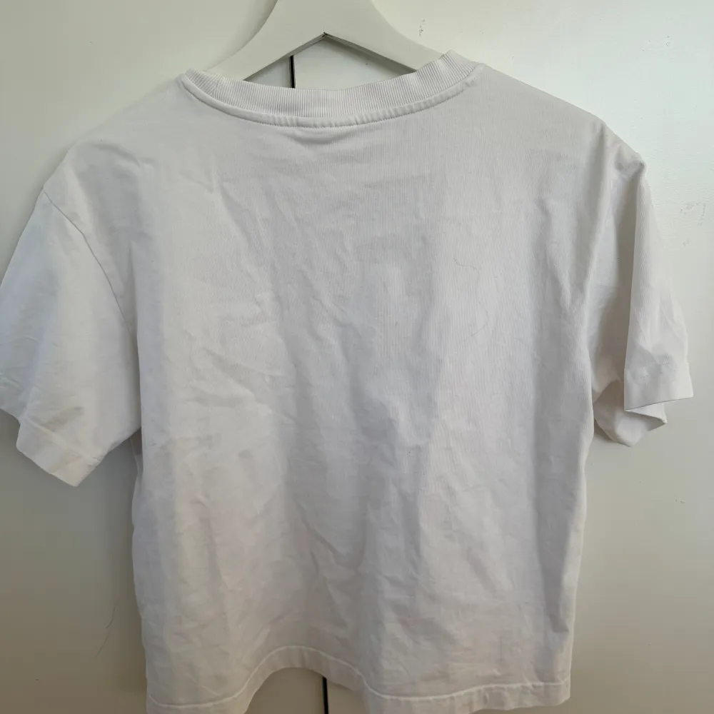 Vit t shirt från Ginatricot i storlek M med bra rejält tyg! Använd många gånger men fortfarande som nytt!  . T-shirts.