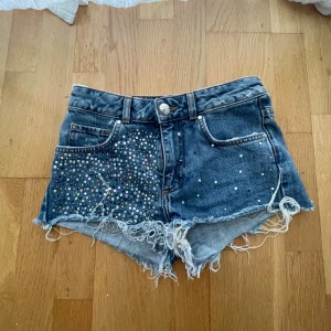 Lågmidjade shorts - Lågmidjade/mid waist shorts med rhinestones, tajt passform. Skriv vid frågor eller fler bilder💓
