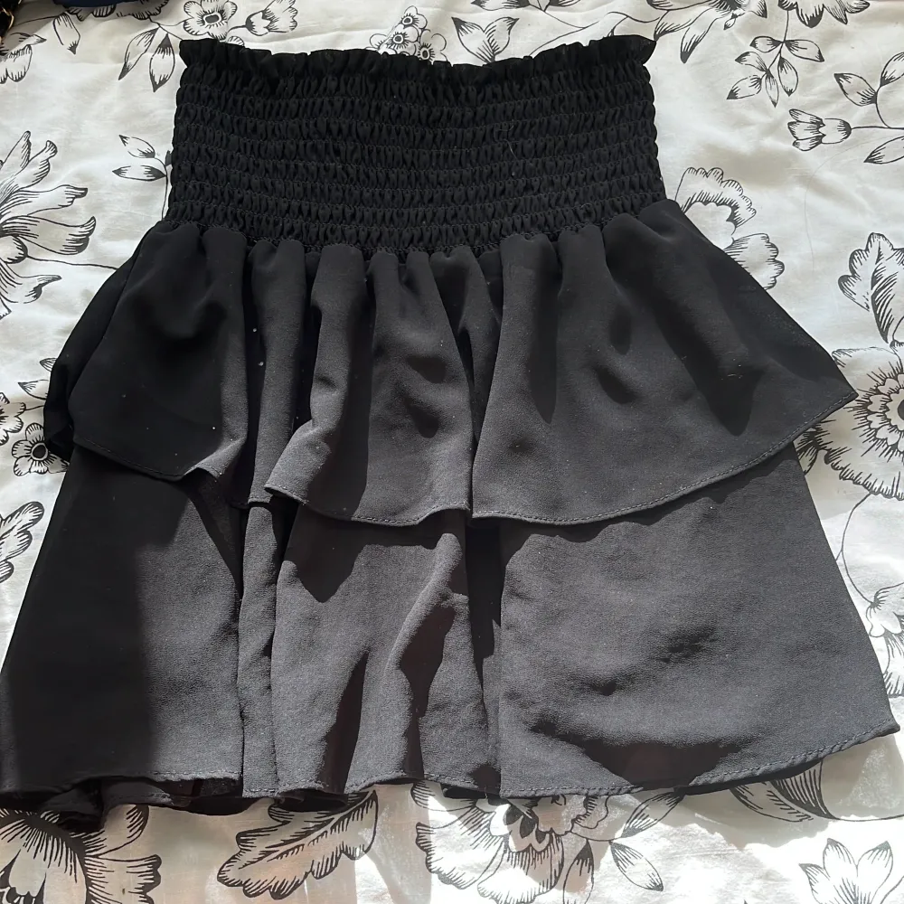 Snygg sommar kjol som också kan användas som topp🥰 aldrig använd och super bra skick🫶🏻köpte för 250 kr🩷kom privat för fler frågor och bilder😘. Kjolar.
