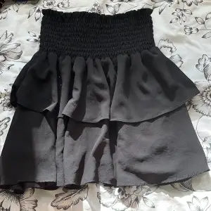 Snygg sommar kjol som också kan användas som topp🥰 aldrig använd och super bra skick🫶🏻köpte för 250 kr🩷kom privat för fler frågor och bilder😘