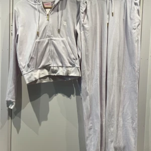 Vit juicy set - Super snygg vit juicy couture set new label i old label stolen från juice couture sport storlek m men passar s-l beroende på hur man vill att den ska sitta det finns en liten fleck där back på högre armen men inget som syns o kan tvättas bort 